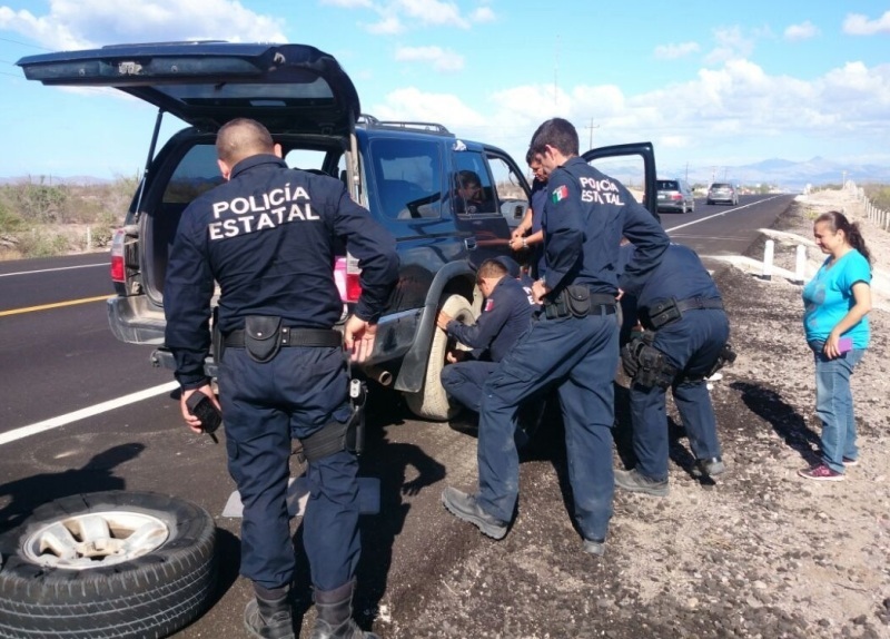 Auxilia personal de la PEP a conductores en carreteras