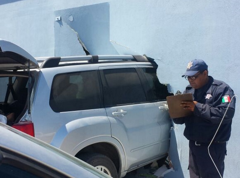 Estrelló su vagoneta contra una pared de la SEP