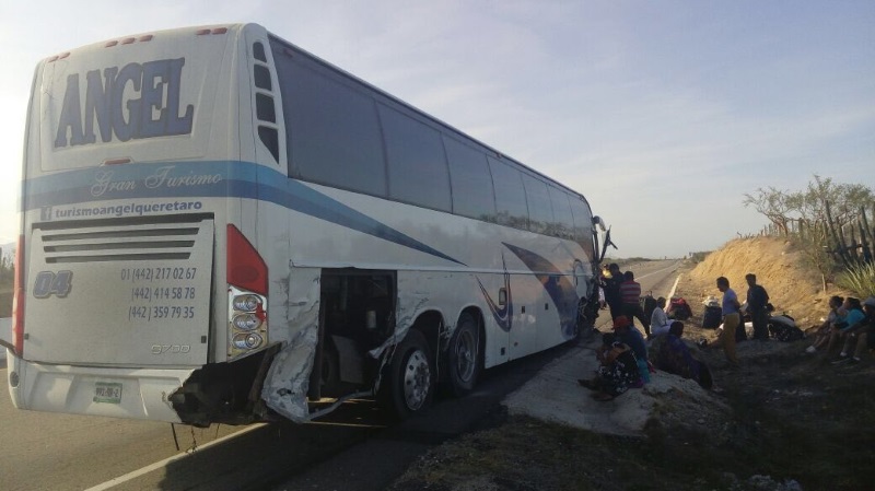 Choca autobús contra muro de contención; pasajeros resultan ilesos