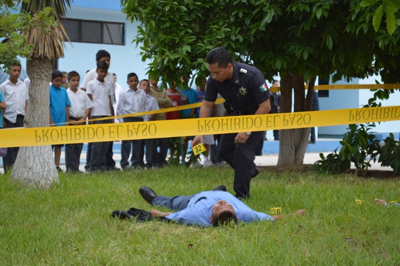 Asisten estudiantes a demostración policial en la Academia de Policía