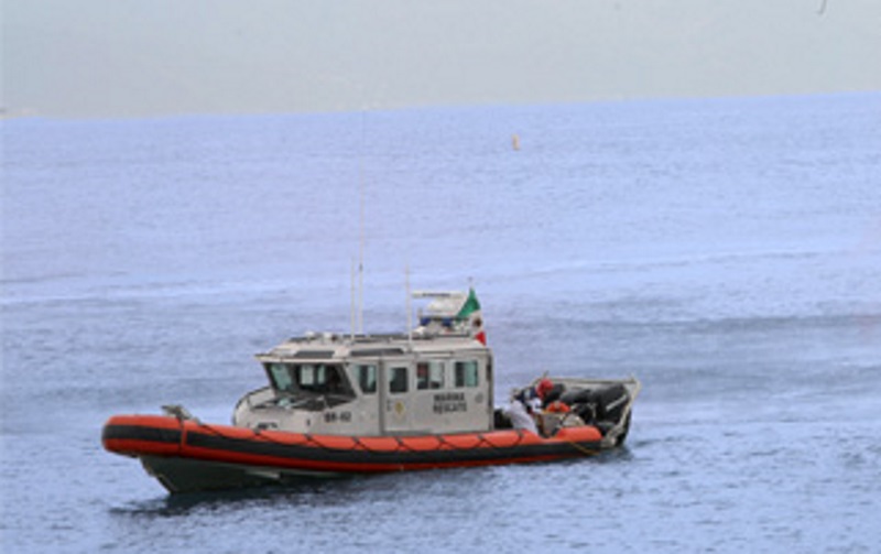 Hallan a persona sin vida flotando en el mar