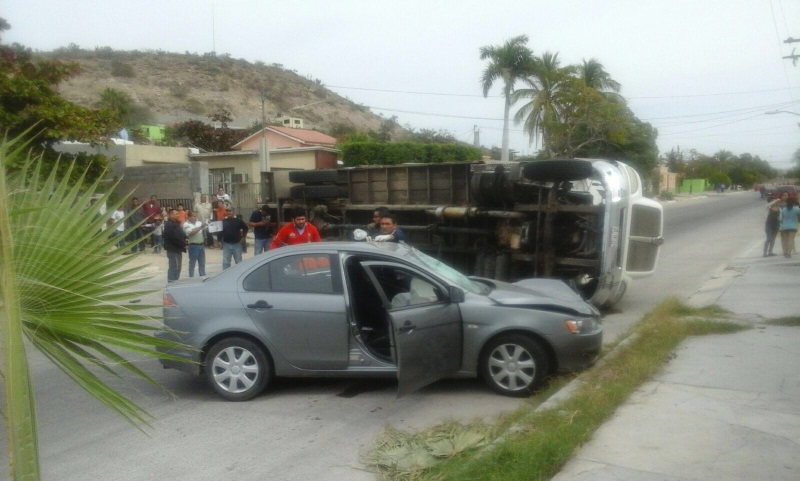 Choque con volcadura; 2 policías heridos