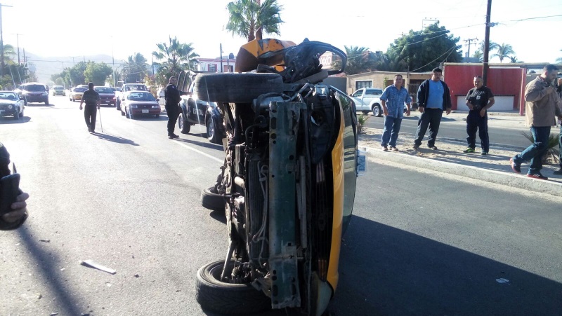 Taxista provoca choque con volcadura; mujer resulta herida