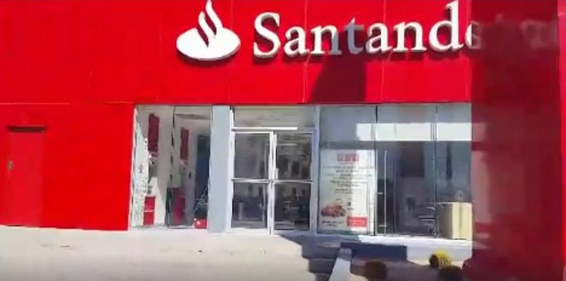 Despojada de 200 mil pesos frente a Banco Santander