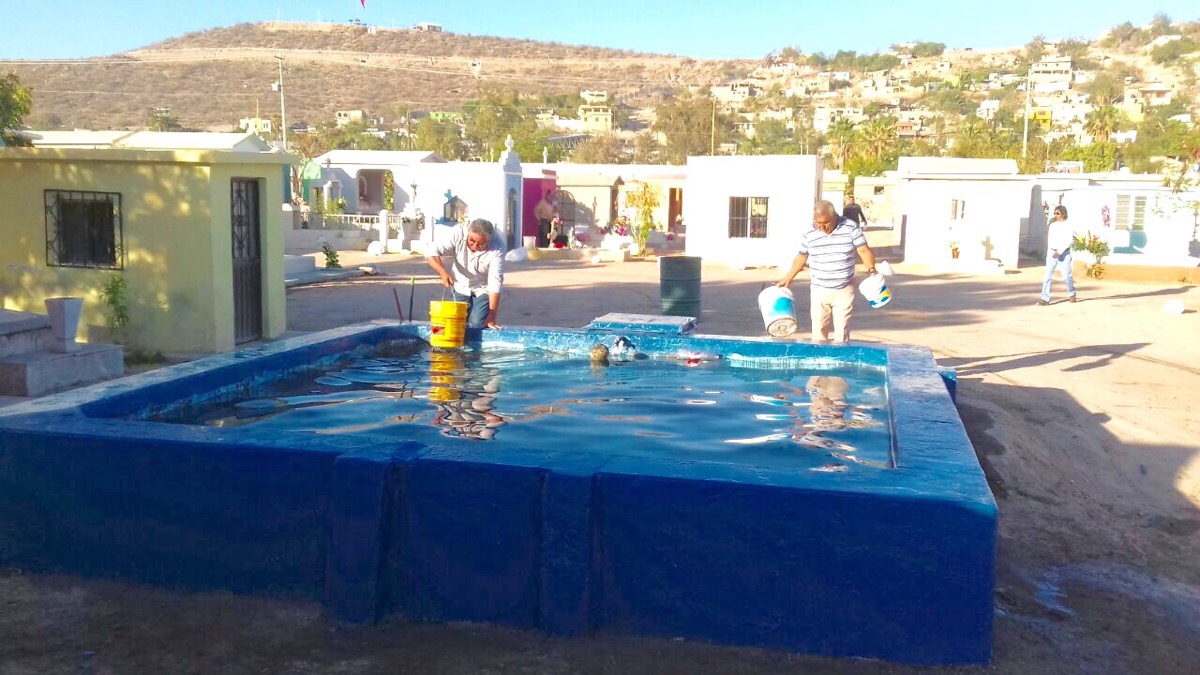 Abasteció SAPA de agua a panteones de La Paz