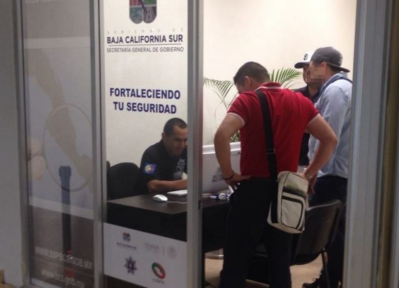 Llegó de vacaciones a BCS, y lo detienen por daños