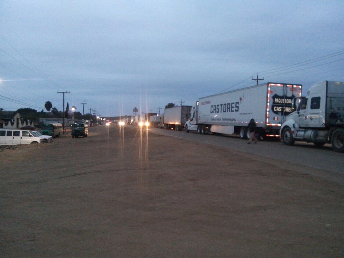 Bloqueos carreteros en BC por “Gasolinazo”, camiones de pasajeros varados en Camalú; mañana protestas en BCS