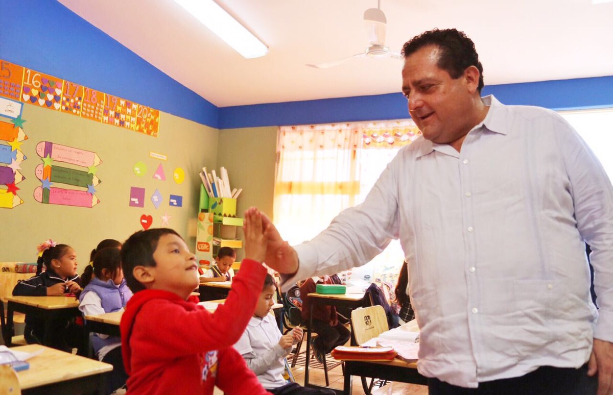 Entrega Carlos Mendoza en Loreto más obras educativas