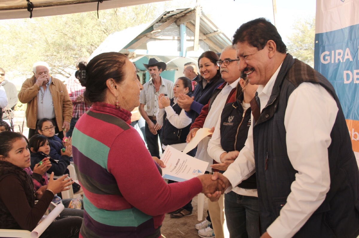 Atiende alcalde necesidades de familias en zonas rurales al norte de La Paz