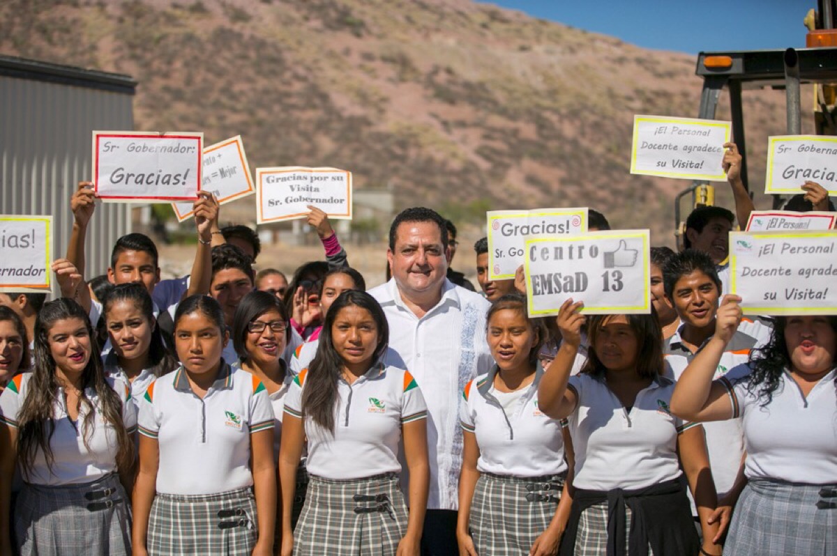Entrega Carlos Mendoza más infraestructura educativa y urbana en La Paz 
