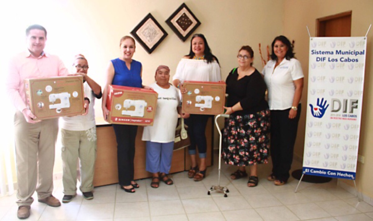 Beneficia DIF Los Cabos a casa de abuelos San Miguel con máquinas de coser para que inicien su taller 