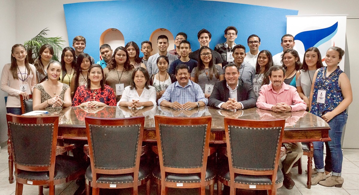 Recibe alcalde de La Paz a integrantes del X Parlamento de la Juventud Sudcaliforniana