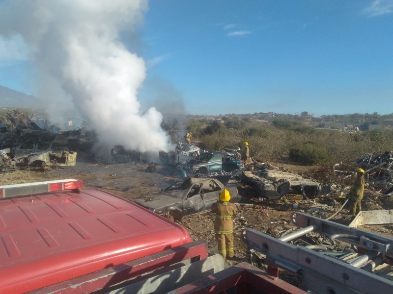 Sofocan incendio en yonke en Los Cabos; entre 80 y 90 vehículos siniestrados