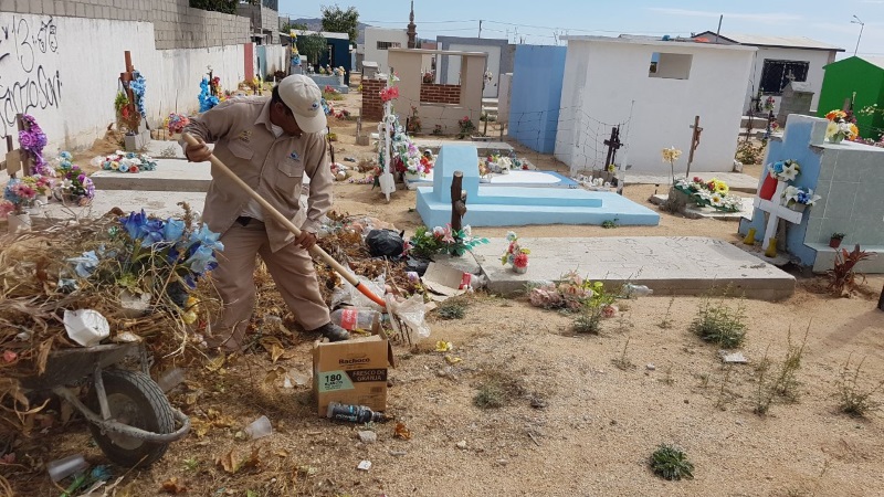 Realizan limpieza de panteones en Los Cabos