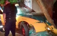 Muere taxista en asalto; choca contra un poste