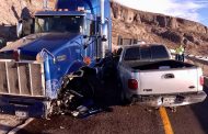 Chocan pick up contra trailer en carretera a Pichilingue