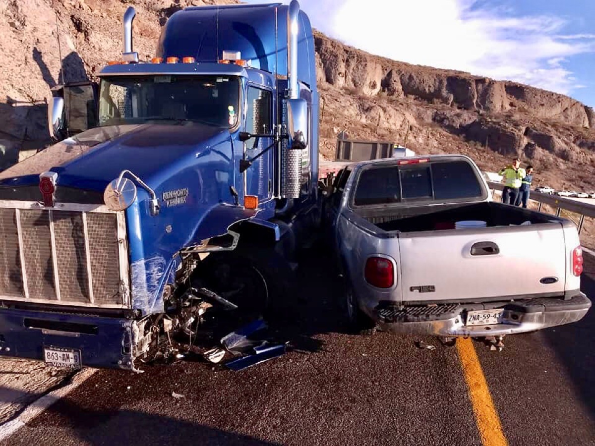 Chocan pick up contra trailer en carretera a Pichilingue