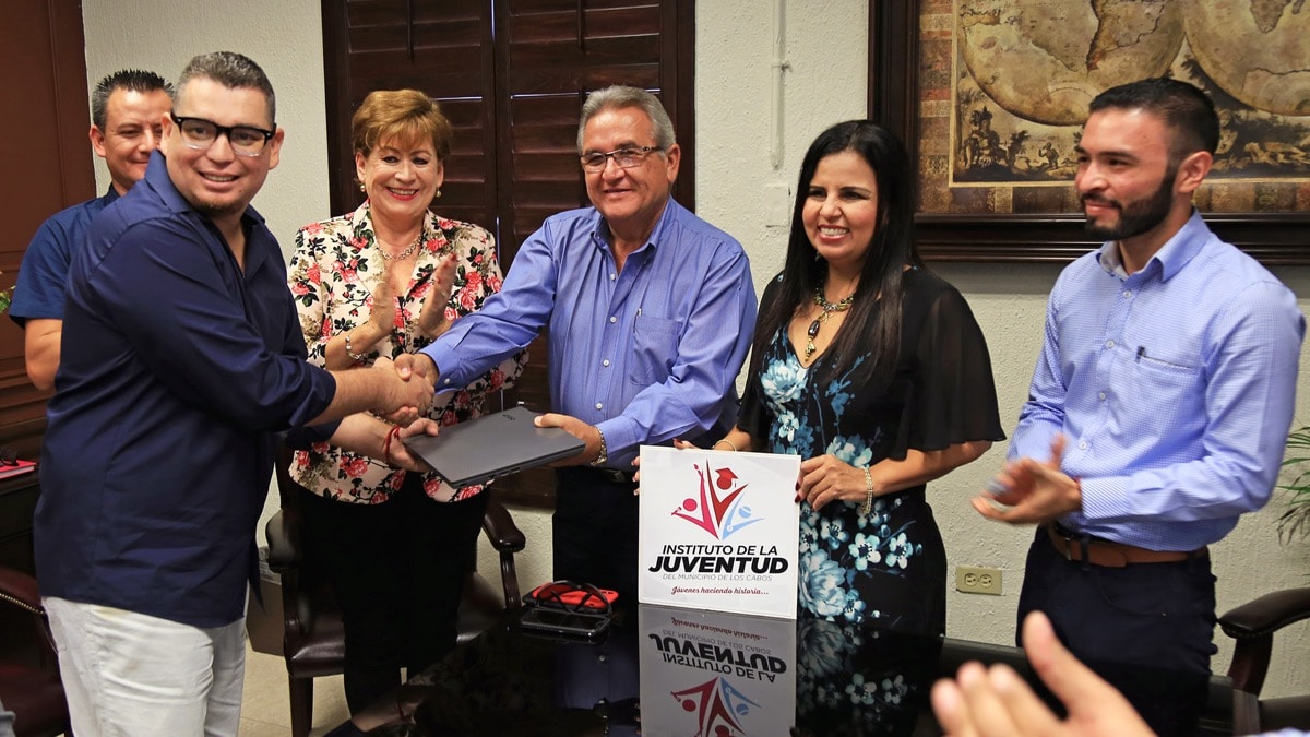 Premia Armida Castro a ganador del logotipo del Instituto de la Juventud