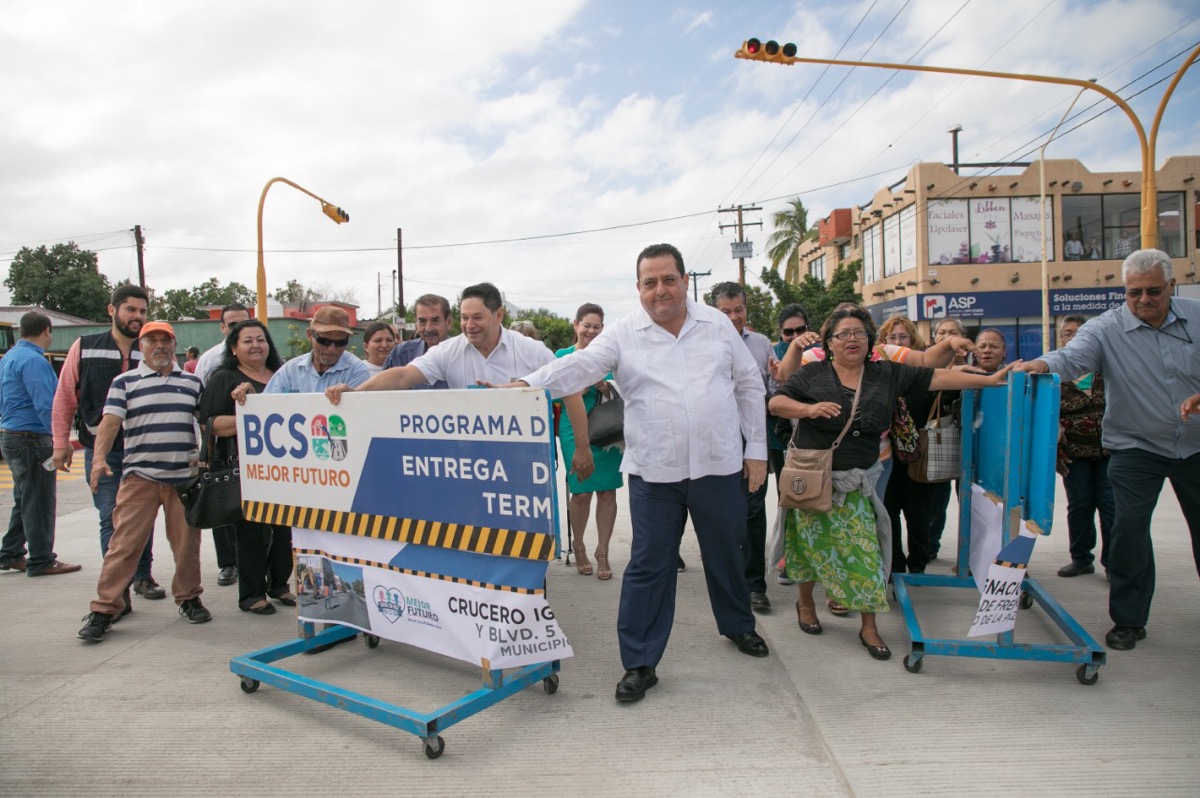 Entrega gobernador obra de pavimentación en La Paz