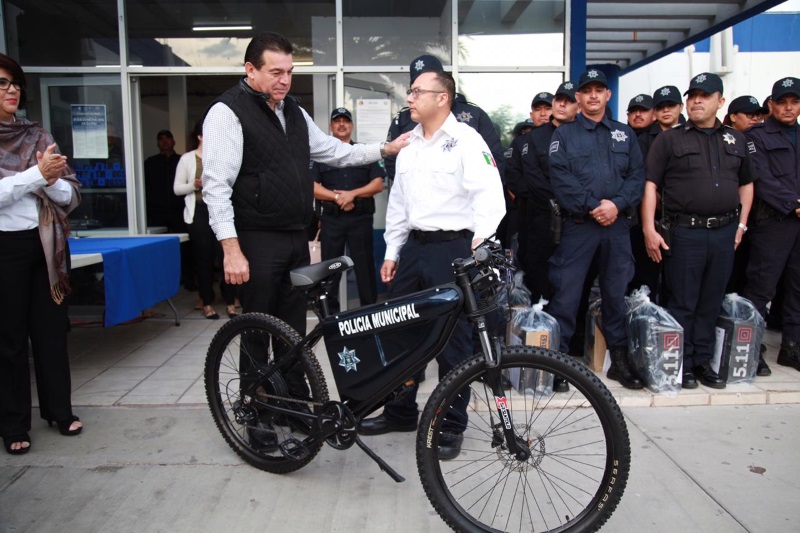 Entregan uniforme y equipo a policías en La Paz