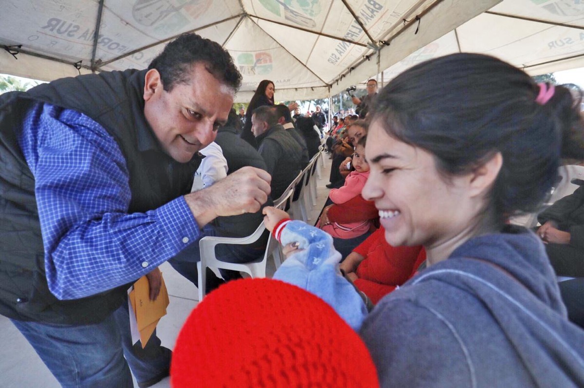 Entrega gobernador parque Solidaridad en Guerrero Negro