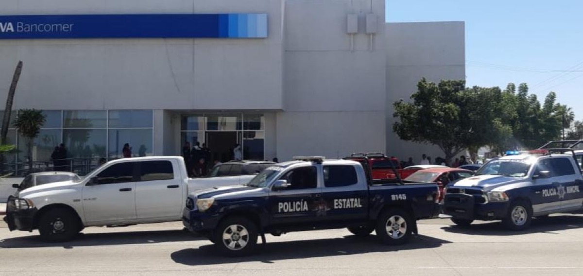 Asalto afuera del Bancomer, le quitan 200 mil pesos