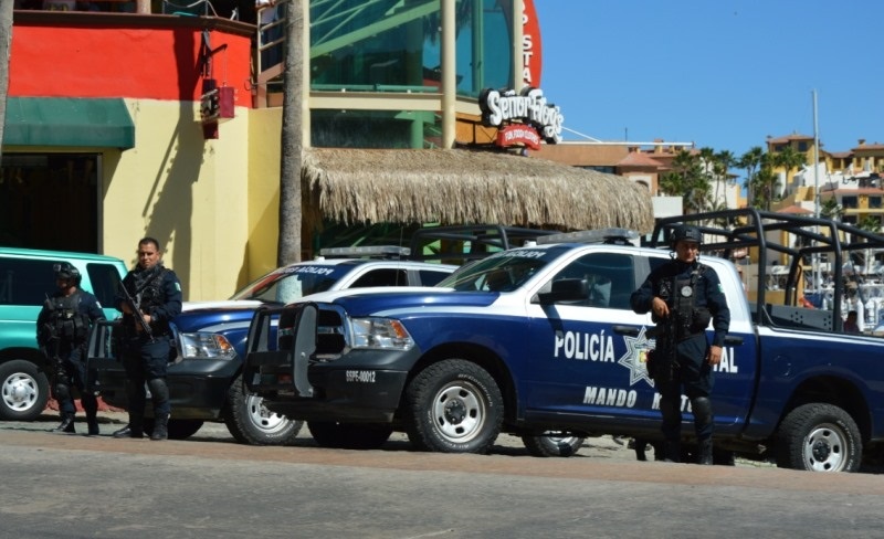 Le aseguran droga tras chocar con patrulla en Los Cabos