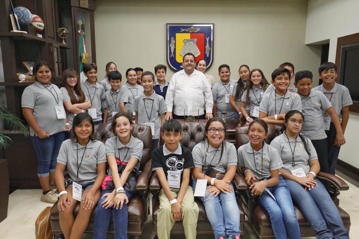 Se reúne gobernador con integrantes del XIII Parlamento Infantil