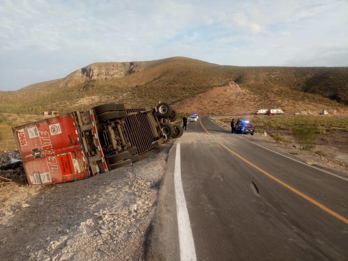 Vuelca tráiler cargado de cerveza; hubo rapiña