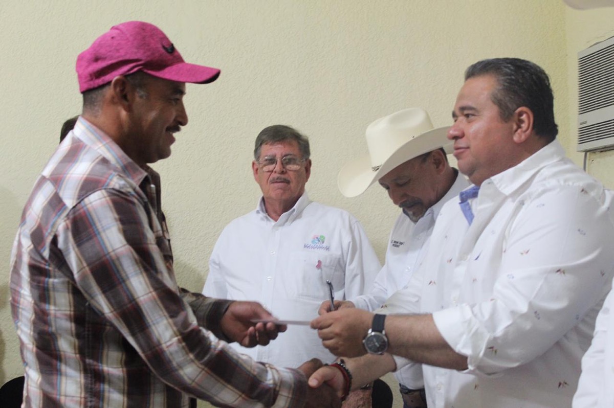 Entrega titular de la SEPADA nuevos apoyos a productores de La Paz y Comondú
