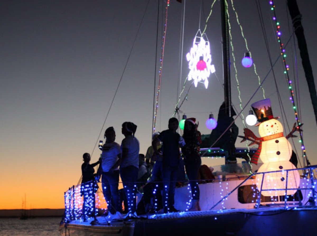 Desfile náutico reúne a más de 45 mil personas en el malecón de La Paz
