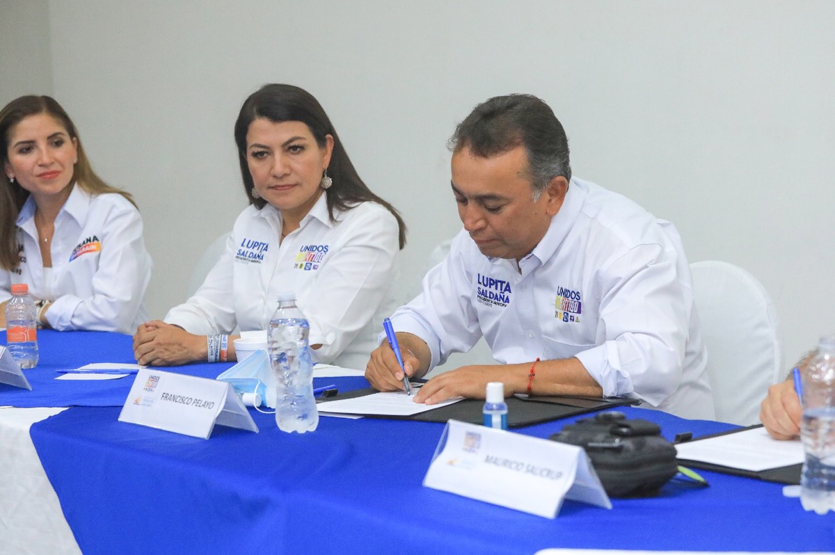 Firma Pancho Pelayo acuerdo histórico con hoteleros de Los Cabos