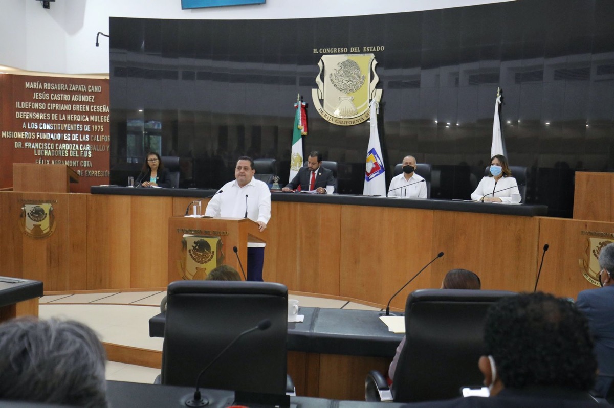 Rinde Carlos Mendoza Davis sexto informe de gobierno