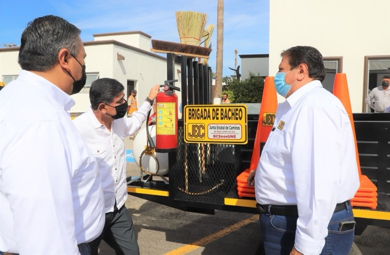 Dotan de herramientas y uniformes a personal de la JEC