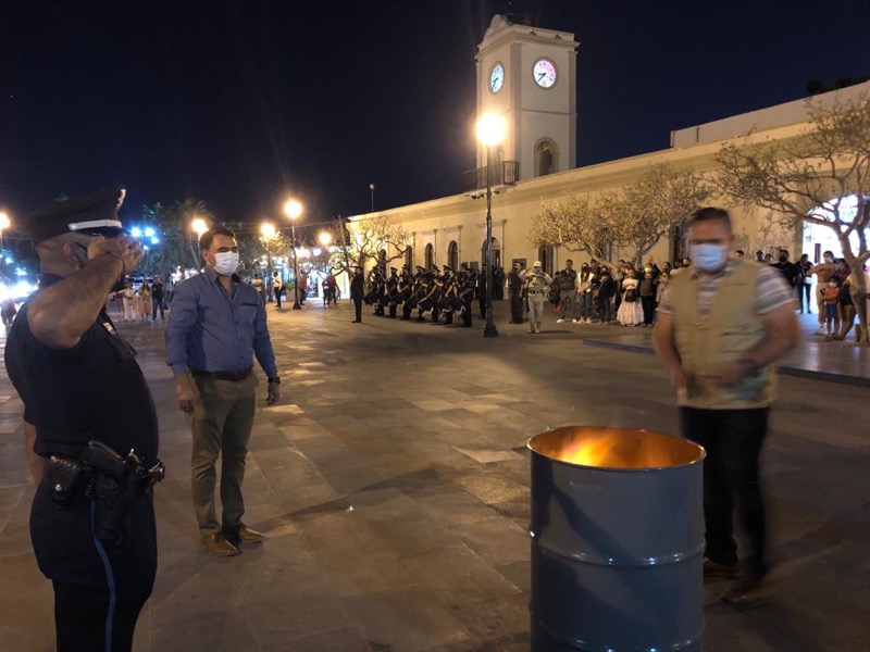 Realizan protocolo de arreo e incineración de bandera, en el marco del mes de la Bandera de México