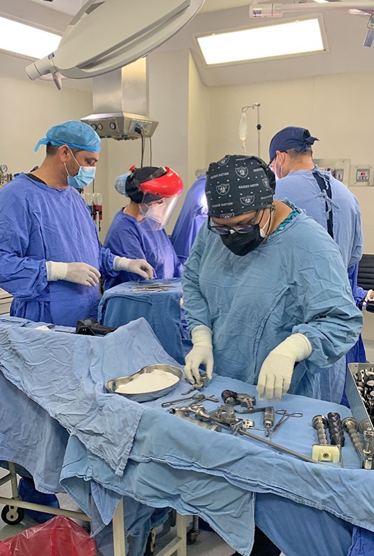 Ocho adultos mayores recuperan su salud gracias a cirugía de prótesis de rodilla y cadera