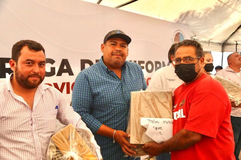 Equipan con uniformes a trabajadores de servicios públicos en CSL