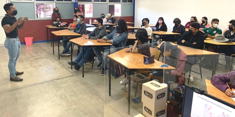 Imparten pláticas sobre educación sexual a jóvenes estudiantes