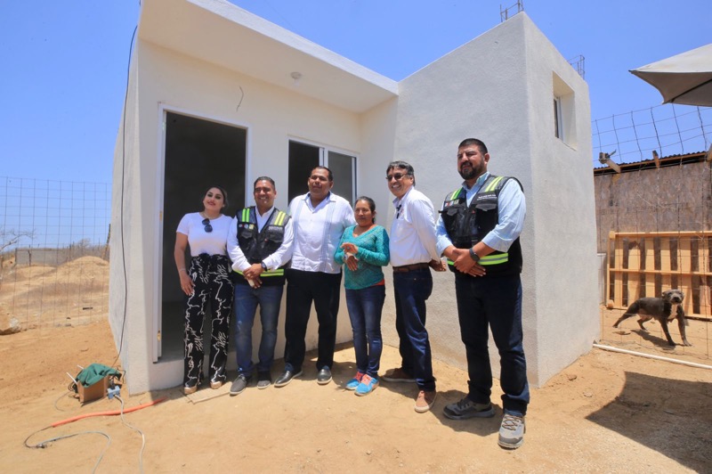 Compromiso cumplido; Oscar Leggs entrega vivienda digna y segura a familia de CSL