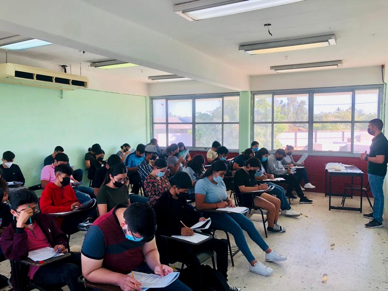 Participan más de 10 mil estudiantes en examen de selección a bachillerato