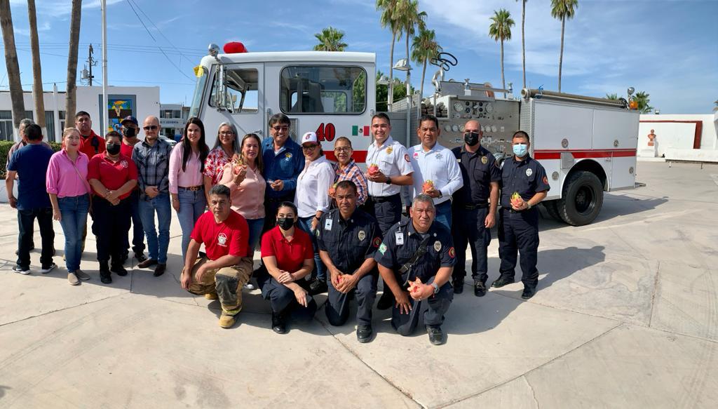 Dona Gobierno de Los Cabos camión a H. Cuerpo de Bomberos de Comondú