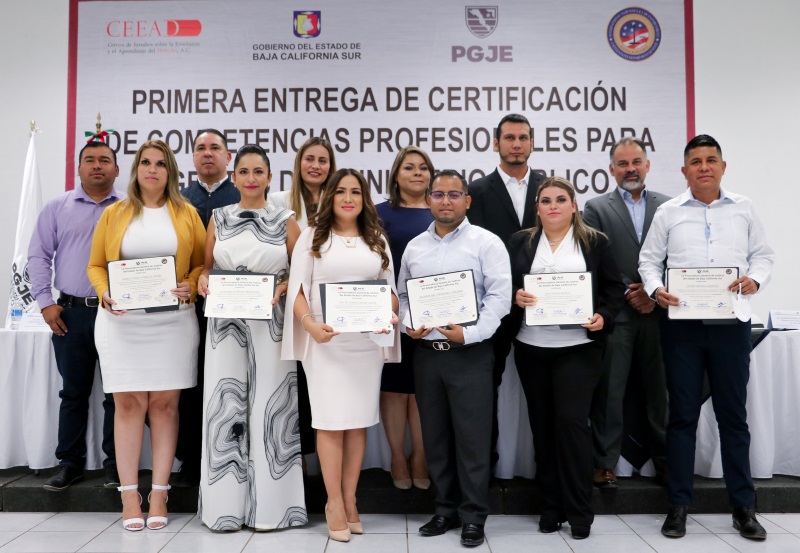 Reciben certificado de competencias profesionales personal de la PGJE: LFF