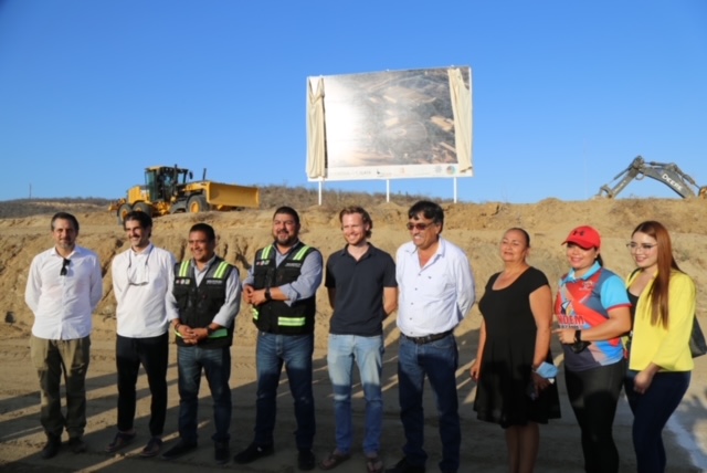 Refrenda alcalde Oscar Leggs Castro su compromiso con el deporte y habitantes<br>de La Playa; inician las obras de construcción de la Unidad Deportiva