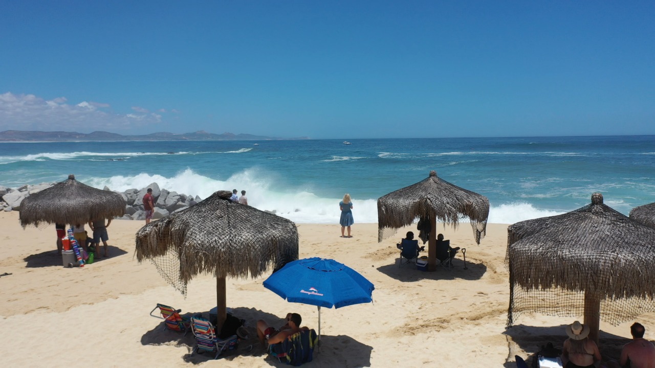 Ante fuerte oleaje en playas de Los Cabos, Protección Civil exhorta a mantener distancia