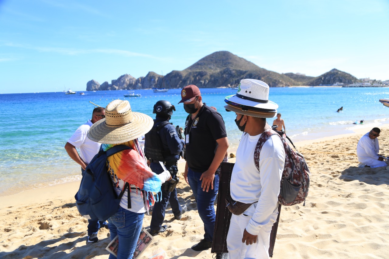 Garantizando que vendedores ambulantes cumplan con los lineamientos, Inspección Fiscal refuerza operativos en playas de Los Cabos