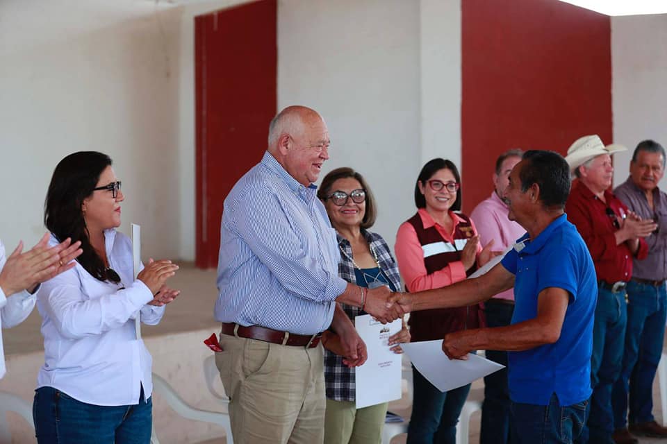 ENTREGA GOBERNADOR, CERTIFICADOS PARCELARIOS Y APOYOS PARA AUTOEMPLEO