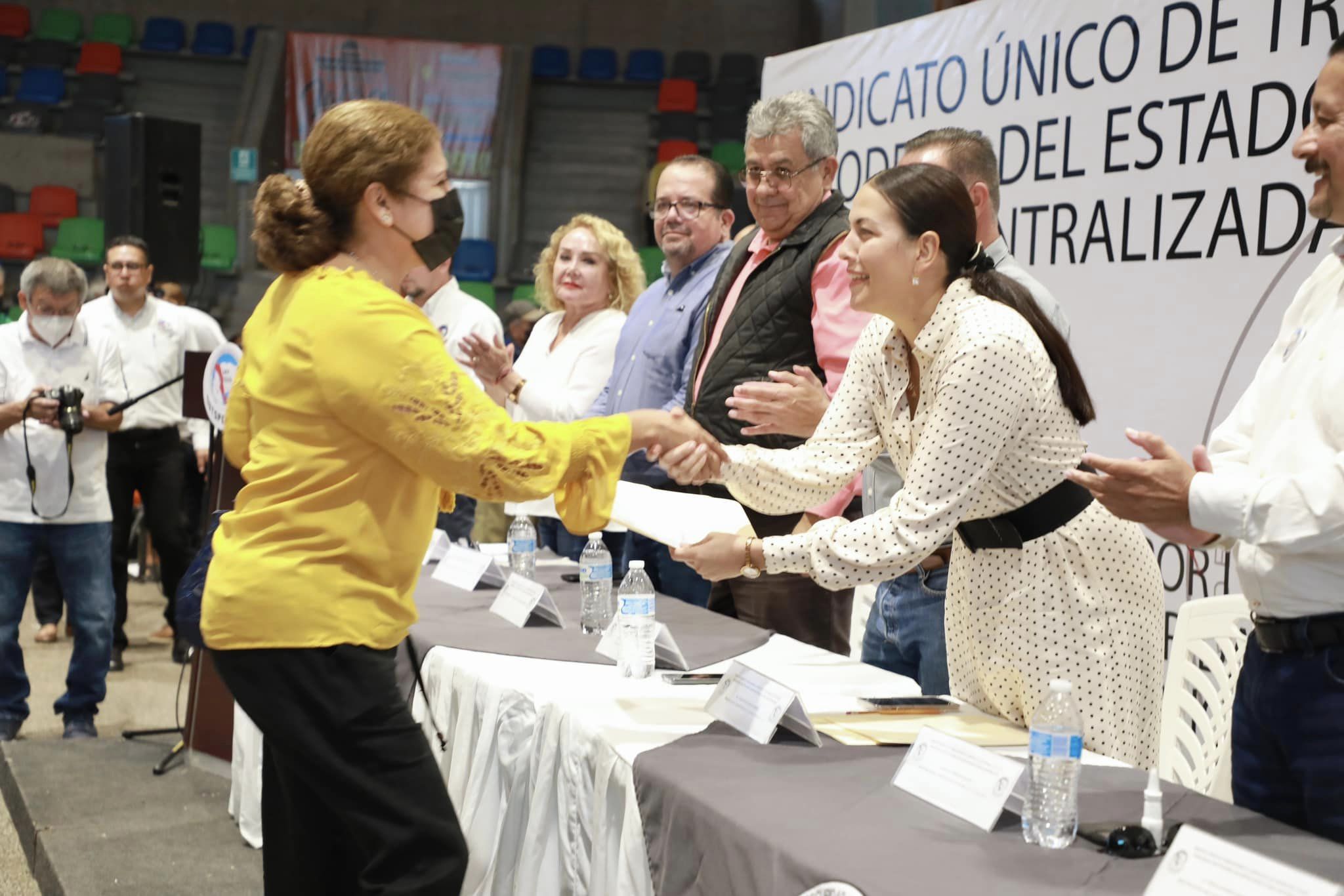 Entrega Ayuntamiento de La Paz bono a 617 jubilados y pensionados