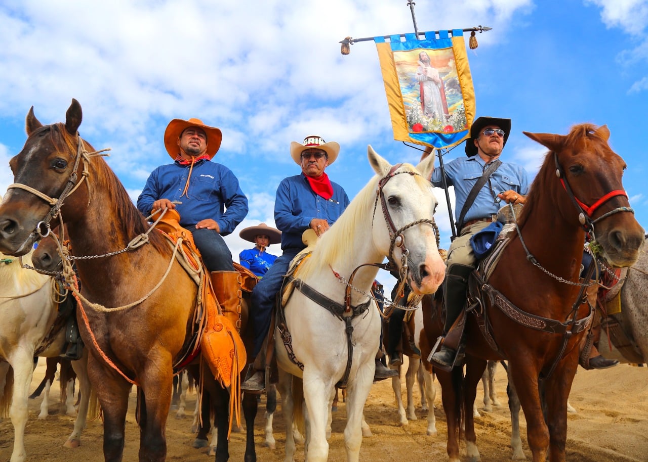 Preservando las tradiciones, abandera el alcalde Oscar Leggs Castro la cabalgata en honor al Santo Patrono San Lucas Evangelista