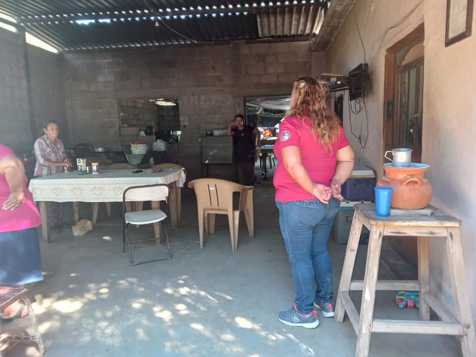Para dar a conocer programas y servicios de apoyo, personal del Instituto de las Mujeres realiza visitas domiciliarias en Miraflores