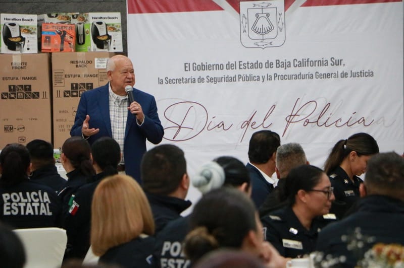 Reconoce Gobernador Víctor Castro a policías en su día